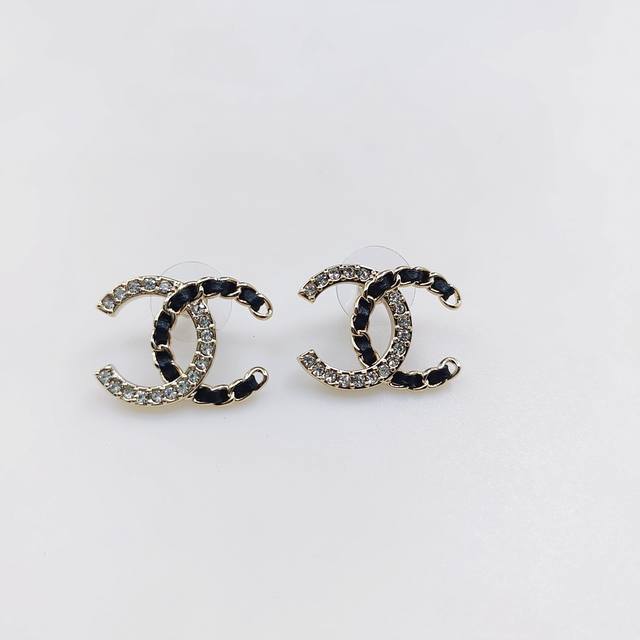 Chanel 最新款黑皮钻Cc耳钉 一致Z批黄铜材质
