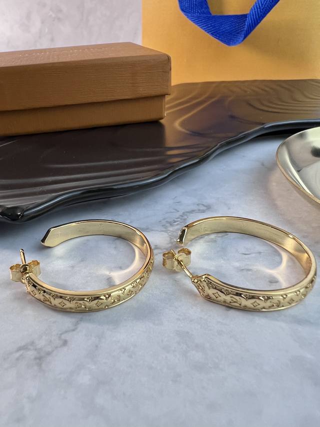 Lv 耳钉，本款 Nanogram 耳环为抛光金属环镂刻 Monogram 图案，致意品牌传承的同时见证精湛工艺