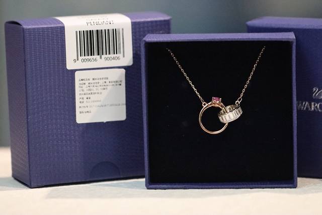 Swarovski 玫瑰金戒指双环锁骨 项链这款以浪漫为出发点的链坠，玫瑰金色调戒指，饰有粉色心形合成立方氧化锆，与爪镶透明长方形切割合成立方氧化锆的镀铑饰带戒