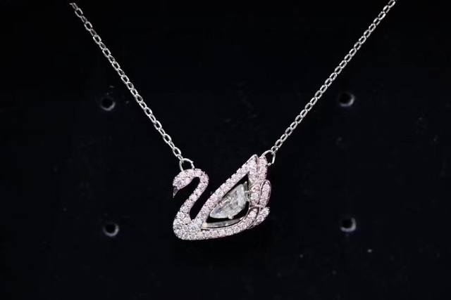 Swaro*Ski 白色天鹅 跳动的心 锁骨项链，品牌逾125年艺术造诣，中央的白色Swaro*Ski仿水晶，犹如阳光反射在清澈的湖面上粼粼波光，可为时尚的晚装