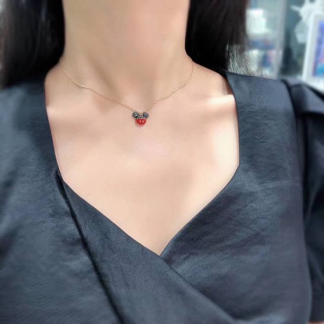 Swarovski 施华洛世奇金色米奇老鼠 锁骨项链这款标志性米奇老鼠造型，将勾起您不少美好的童年回忆。其装饰上镶有闪亮迷人的黑色和红色Swarovski仿水晶