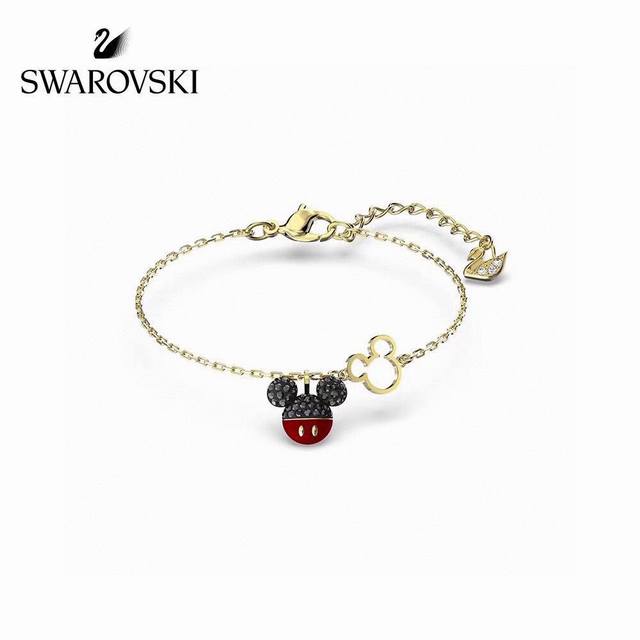 Swarovski 趣致金色米奇老鼠 手链这款可爱精美的手链，镶有两枚抢眼夺目的米奇老鼠装饰，一枚镶有闪亮迷人的红色和黑色Swarovski仿水晶，与璀璨悦目、