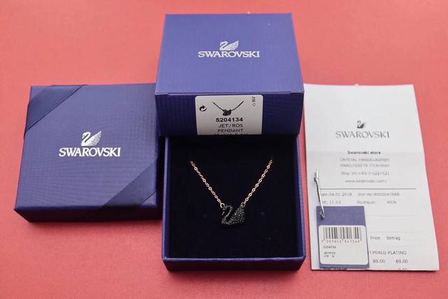 施华洛世奇Swarovski 玫瑰金黑天鹅项链浪漫黑天鹅项链万年经典款，人手必备一条！这款优雅迷人的镀玫瑰金色链坠，以现代手法演绎天鹅的高贵魅力。