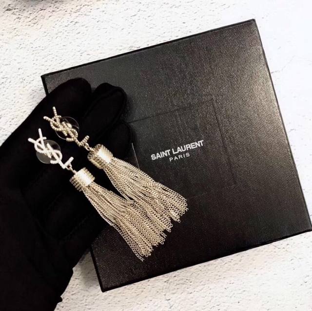 Ysl 圣罗兰 流苏耳钉 原装黄铜材质 Yves Saint Laurent 创立于1961年 优雅抽象大胆别致的设计风格使它成为奢华时尚界著名的品牌之一。引领