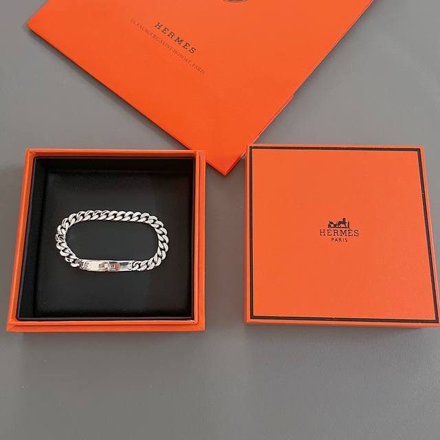 我们出品 H粗链Kelly手链 Z 13650，灭世版Kelly手链来袭，Z一致通体925纯银材质，满满的心血，意大利特别定制的链条！所有五金均为精雕机出件的，