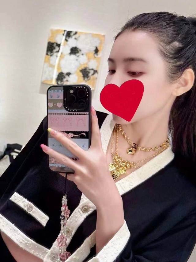 我们出品 Z批 18200！最爱的Vintage遇到绝对不能错过 香 双层黑金爱心项链 长度调节浓郁的黑金配色，复古的气息扑面而来！质感满分 五金细节做工完美得
