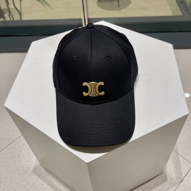 赛琳Celine官网代购版本。明星同款最新棒球帽，时尚潮流，高端做工！每一个帽子都是用心之作！非一般的品质，男女均可