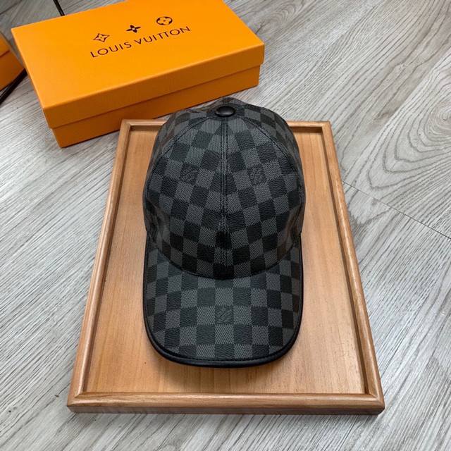 L家。皮料 超A品质 最新款！时尚潮流，高端做工！每一个帽子都是用心之作！牛津材质！头层牛皮！配盒子、防尘袋、非一般的品质，细节也很重要。真皮帽钉，真皮调节带！