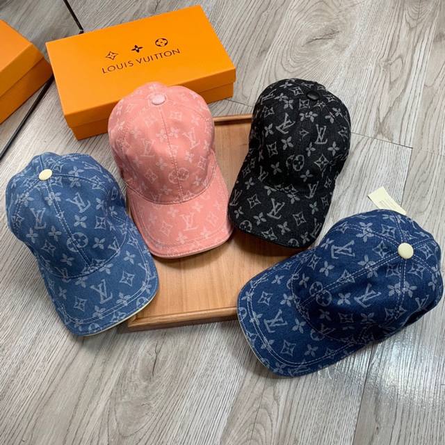 L家。牛仔料 超A品质 最新款！时尚潮流，高端做工！每一个帽子都是用心之作！牛津材质！头层牛皮！配盒子、防尘袋、非一般的品质，细节也很重要。真皮帽钉，真皮调节带