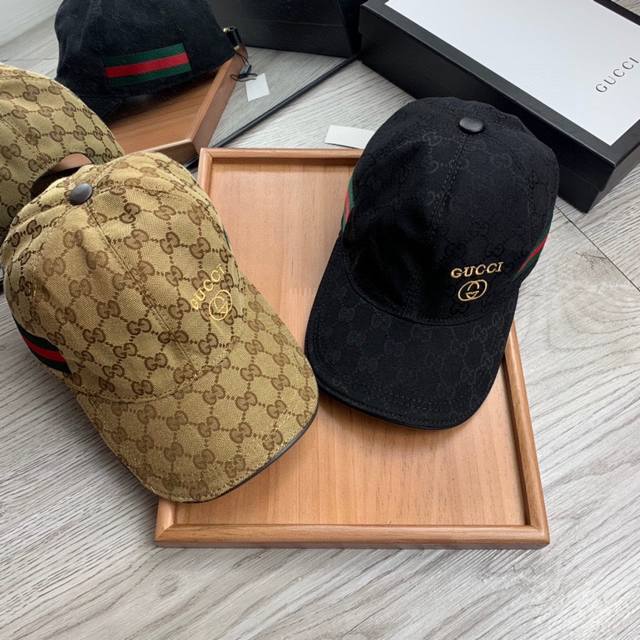 G家。织带款-右侧刺绣。 超A品质 最新款！时尚潮流，高端做工！每一个帽子都是用心之作！牛津材质！头层牛皮！配盒子、防尘袋、卡片！非一般的品质，细节也很重要。真