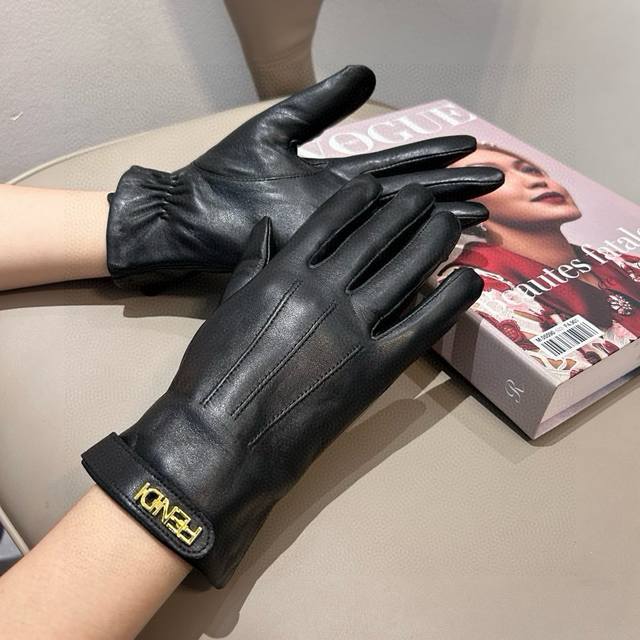 芬迪Fendi2025秋冬羊皮手套手机触屏，值得对比同款不同品质，秒杀市场差产品，进口一级羊皮内里加绒 经典不过时款.喜欢可以入手了，这种品质的今年用了明年还能