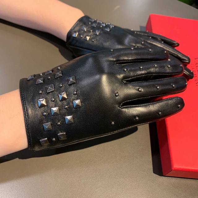 2025新款独家首发华伦天奴Valentino触屏女款手套 原单品质 官网同步女士新款高档羊皮手套女神首选 不可错过百分百选用进口羊皮 皮质细腻柔软 认准进口羊