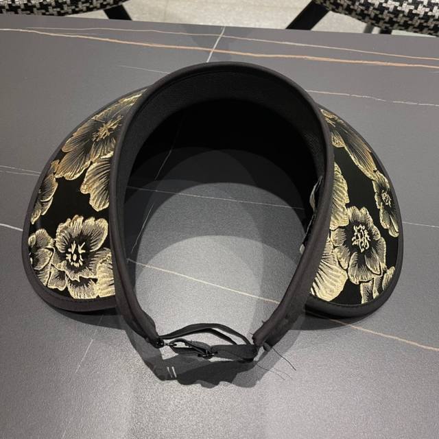 Balenciaga 巴黎世家 2025新款空顶帽图画设计，版型正！ 黑胶防紫外线，夏季必入！