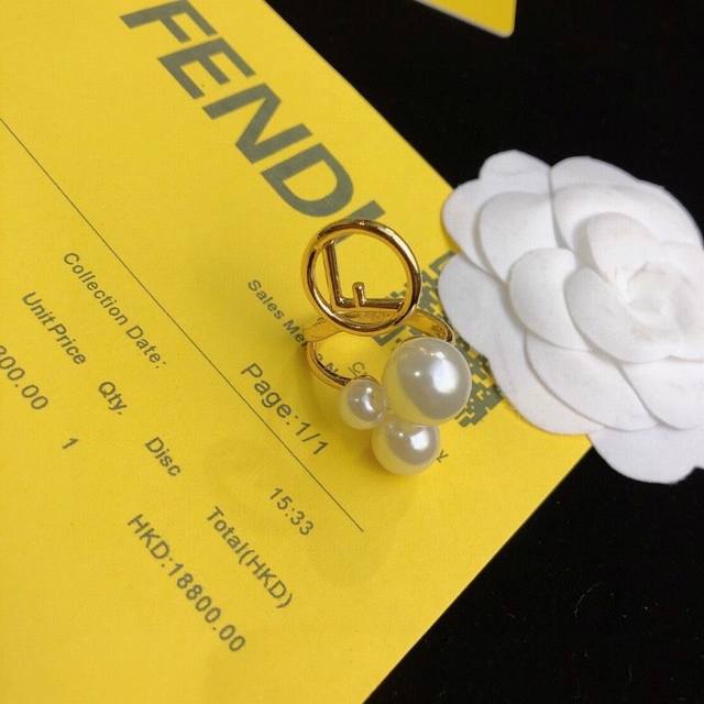 Fd火爆 系列 开口戒指 独家Fendi 芬迪标志为造型非常漂亮 专柜一致黄铜材质 第一次尝试做F家的饰品，太惊艳了！很高档 不想跟别人撞款的仙女们可以选择这款