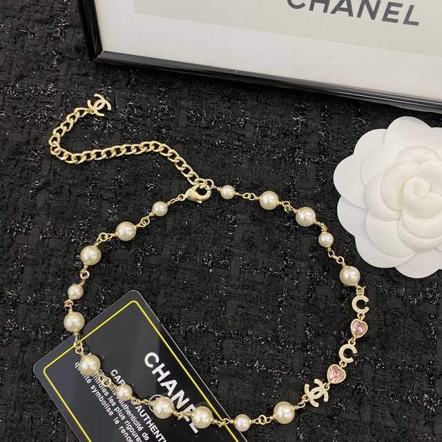 香奈儿项链热销款爆上新 Chanel 粉色爱心字母珍珠Chocker项链 粉嫩树脂珠爱心项链，简直是颜值狙击～ 夏天颈间一抹亮色，回头率暴涨！ 气质温柔，甜妹必