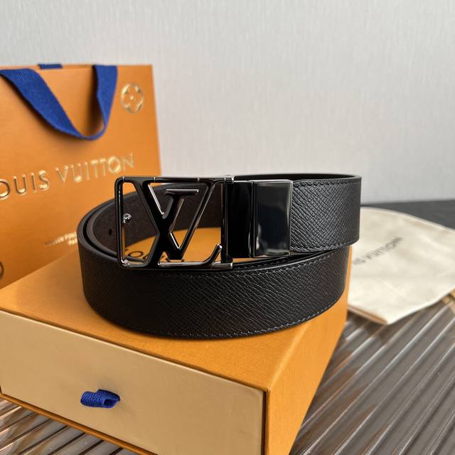 L V男士皮带 小单品提升衣品 宽度3.5Cm 双面原厂十字纹皮 双面用 搭配长方形字母真空镀钯全钢针扣 简约大方 低调很适合日常用代购版本