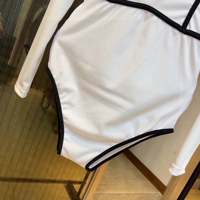 Chanel香奈儿连体泳衣适合多种场景的游泳衣♀海边 游泳池 温泉 水上乐园 漂流都可以内搭外穿也完全可以 面料：透气舒适。速干弹性的游泳衣更加帖肤易清洗 S