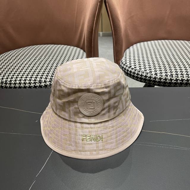 Fendi 芬迪 老花字母渔夫帽，Fd的老花渔夫帽真的很洋气，超火爆的渔夫帽，看到收的爆款 时尚百搭 一年四季戴 巨好搭衣服