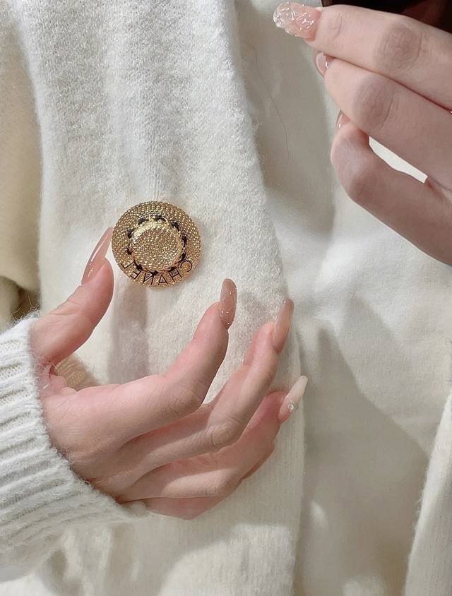 高品质 细节如图 香 草帽胸针 质感满分 五金细节做工完美得无懈可击，实物更精美！非常推荐！“流行稍纵即逝，风格永存”这就是Vintage的魅力！可遇而不可求这