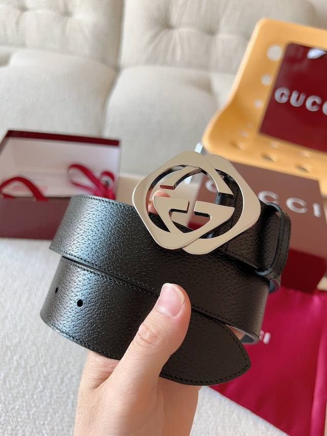 Gucci 小牛皮腰带采用热压制作，以获得野猪皮效果，营造织纹外观。饰以棱形双 G 带扣。本款腰带适用低腰和高腰两种穿戴方式，休闲时尚都市风。皮带宽度：4.0C