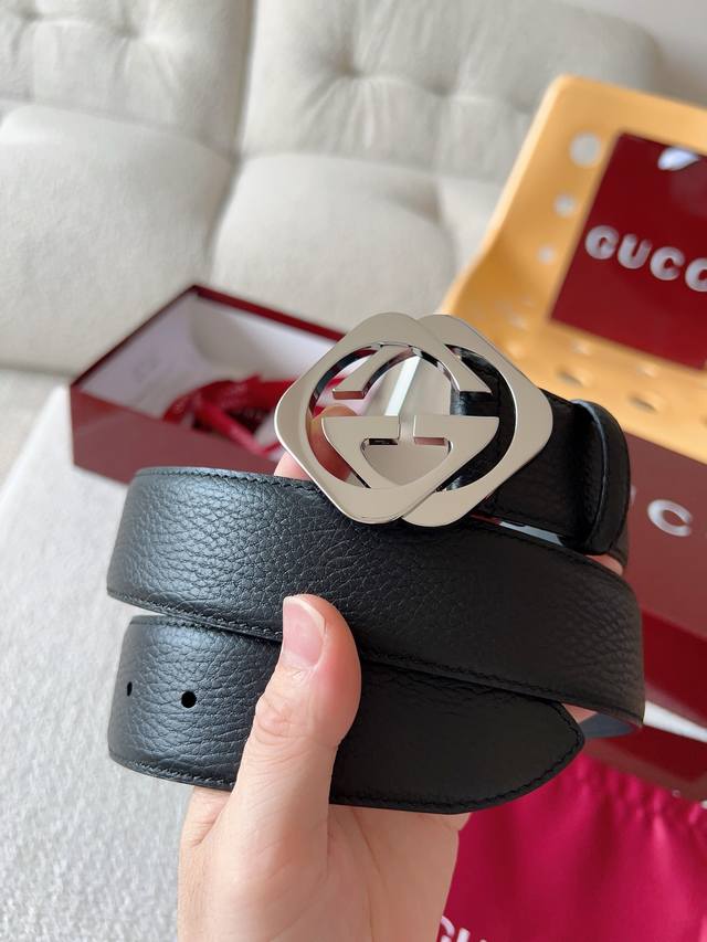 Gucci 配饰不断为经典注入新意，焕新演绎品牌典藏元素。在这款腰带上，其独特的创意和革新，赋予整个造型以别致魅力。这款腰带以匠心打造，巧妙融入流行风格；时尚人