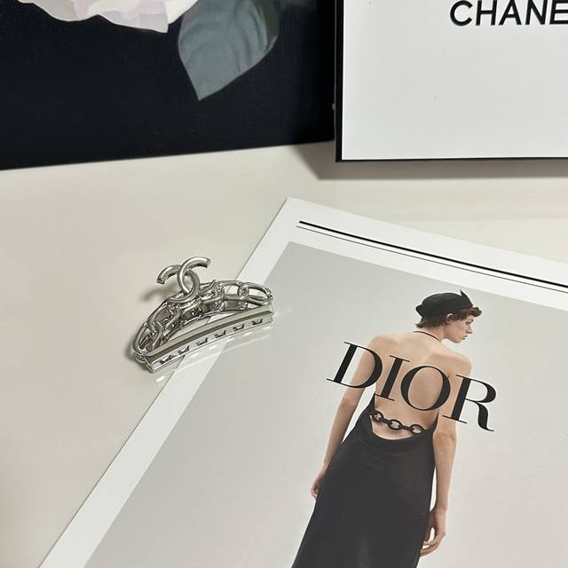 特 单个 配专柜包装 Chanel 香奈儿 最新爆款来啦 中古Vintage复古金属抓夹 优雅的Girl值得入手 非常好搭配 气质有品位