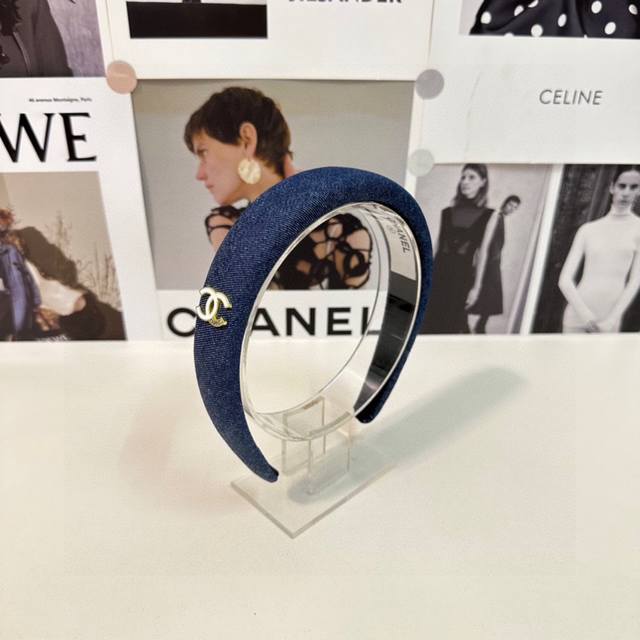 特 配专柜包装 Chanel 香奈儿 最新丹宁牛仔发箍 小仙女快入手 特殊材质 不嘞头 可盐可甜～