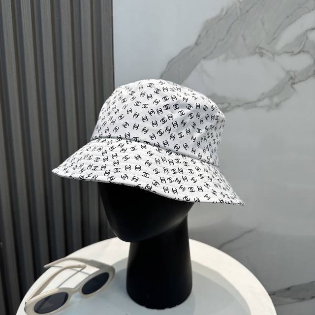 新款香奈儿Chanel新款高版本渔夫帽，经典的棒球帽版型，适合多种场合佩戴，无论是搭配休闲装还是运动装，都能轻松提升整体造型的时尚感 ，是时尚爱好者不容错过的潮
