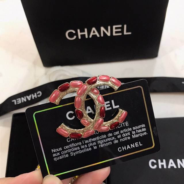 Chanel 香奈儿早春新款 胸针时髦配饰，款式好还不够，细节完胜才算真厉害！最新代购级别！专柜售价10400多，个性又精致。