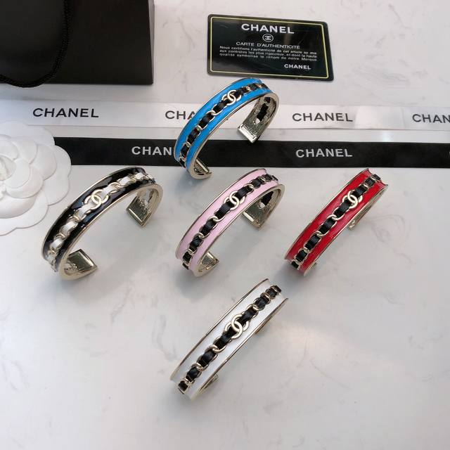 Chanel被问800遍的潮酷范手镯简直绝了Chanel 穿皮滴油手镯Bling Bling上手超美 Chane 滴油穿皮手镯休闲风满满