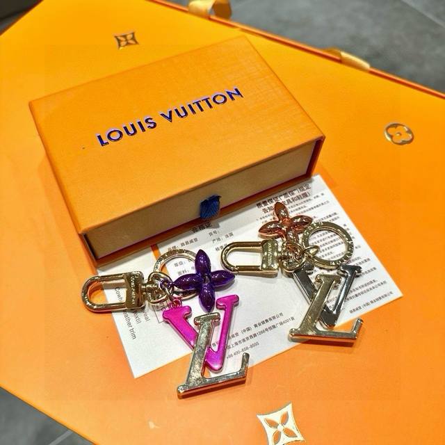 元配图片原版包装 Louis Vuitton官网M68197 Twist包饰与钥匙扣。 此款Twist包饰拥有风格活泼而生动的Twist标识。极为时髦的设计元素
