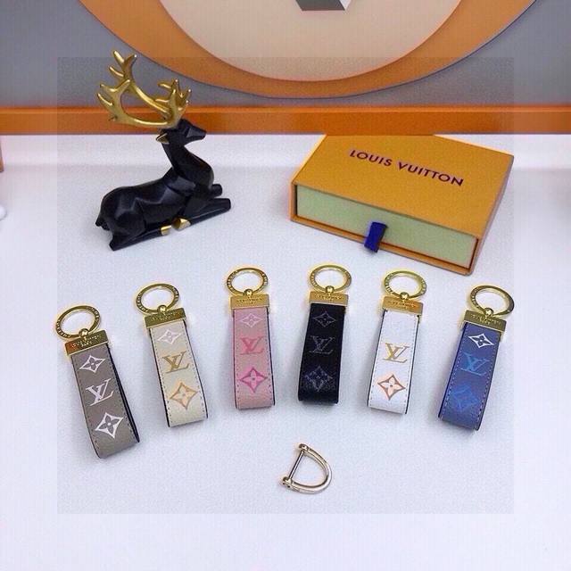 配图片原版包装 Louis Vuitton官网M00286 Maxi Dragonne钥匙扣。 Maxi Dragonne钥匙扣与包饰取材 夏季全新Emprei