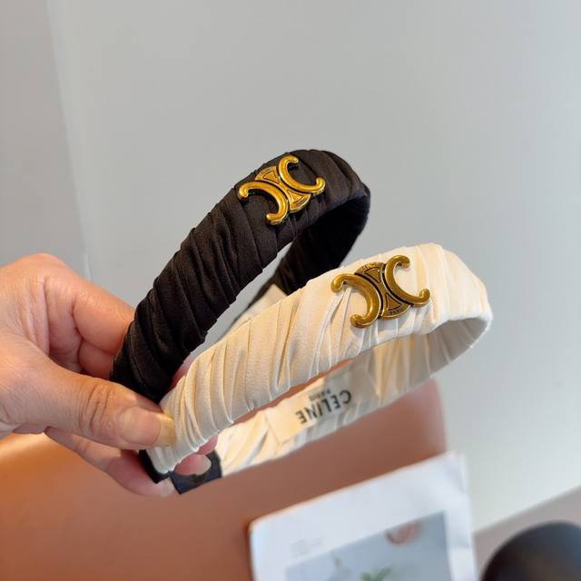 配包装 Celine 赛琳 网红爆款发箍，佩戴舒适无压力，造型搭配必备头饰！非常时尚百搭！女神必备！名媛范儿。