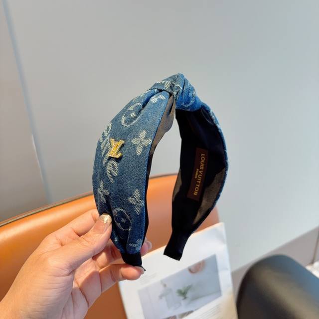 配包装 Lv 路易威登 经典新款中间结宽版发箍，时尚可爱宽边头箍，专柜最新款来袭时尚百搭，女神必入 ！