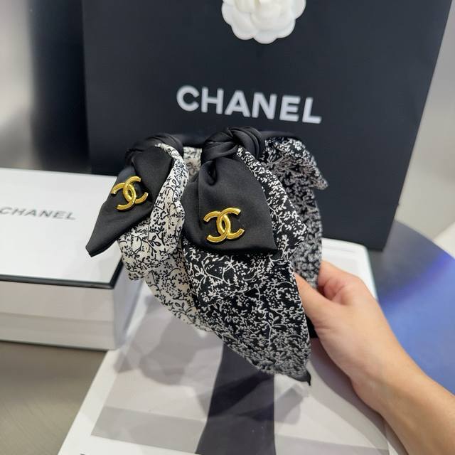 配包装盒 Chanel 香奈儿 最新小香小碎花发箍，简单实用，时尚潮流！非常好看，小仙女必备