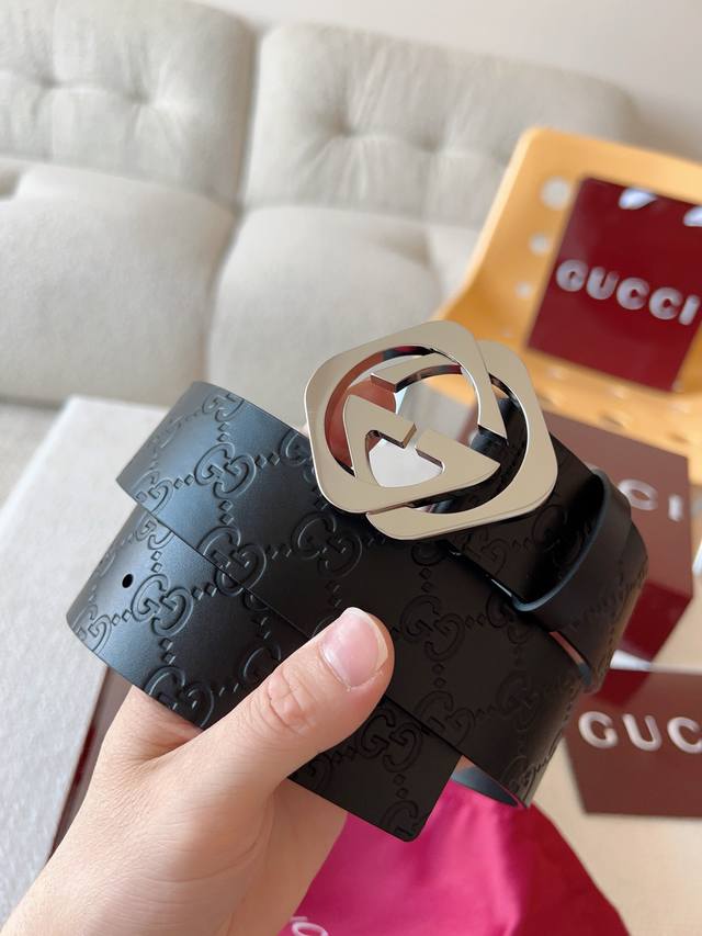 Gucci 休闲时尚腰带，换新演绎双G棱形方扣，采用双面头层牛皮制作，热压印技术的Gucci Signatuer意大利皮革精制而成，触感厚实，压花图案清晰分明。
