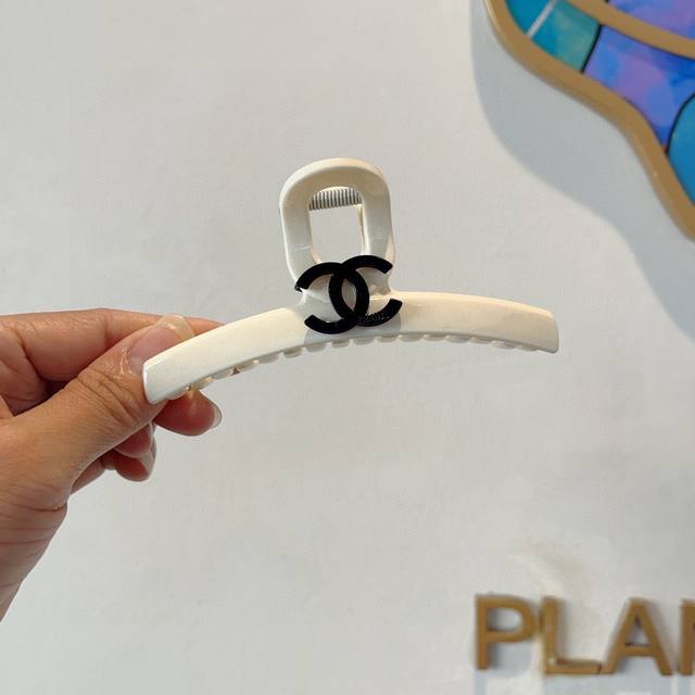 配包装 Chanel 香奈儿 新款手工贴钻网红抓夹，高级感字母简约复古发夹原单货，简约百搭，潮女必备品，超级的高大上！