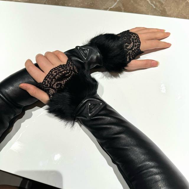 香奈儿 Chanel女款 爆款 露指连袖长手套 进口原版皮 一级羊皮 貉子毛 丝光内里+弹力布 实物超美 出口海外货 贵族名媛范儿 女神集美们必备神器 保暖百搭