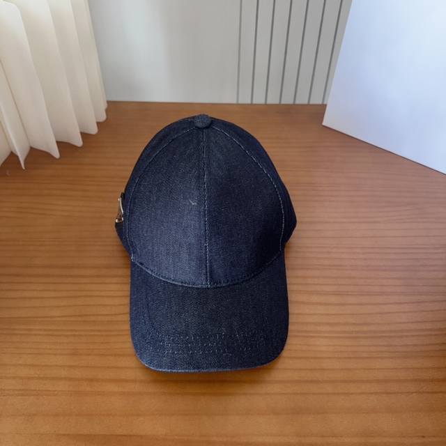 普拉达刺绣字母棒球帽 设计感超强，让人耳目一新 头型非常好，可以修饰各种头型，实力百搭款