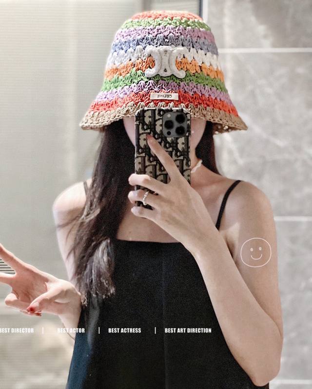特 配防尘袋 Celine赛琳 2025新款泫雅风彩虹编织桶帽渔夫帽，度假款超好搭配，赶紧入手！