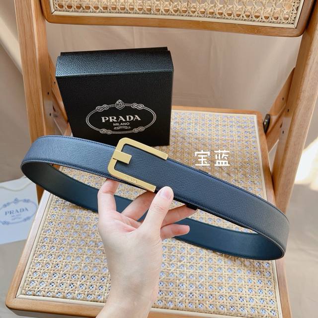 Prada男士腰带 4.0Cm宽 经典的十字纹皮身 标志性的金属刻字微标点缀搭扣 休闲百搭 顶级
