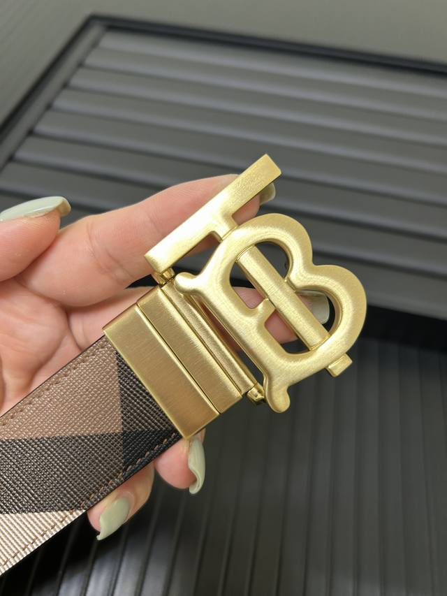 Burberry 巴宝莉专柜同步上新精选品牌标志性London格纹 搭配平滑皮革内衬设计 精致优雅 简单大方--宽度3.5Cm 顶级 原单150
