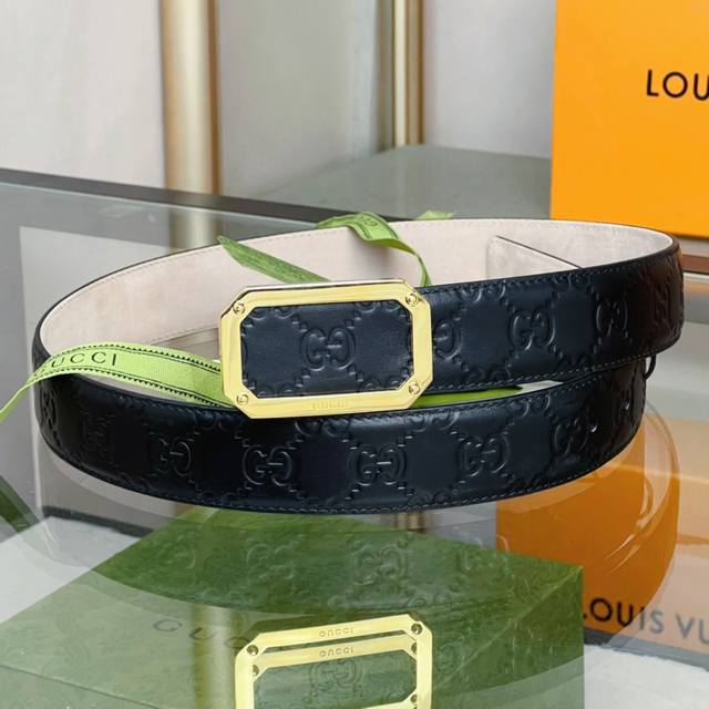 G家 Signature皮革腰带 腰带采用热压Gucci Signature皮革精制而成，印花纹理坚实，配以长方形商标带扣 3.5 4.0厘米宽