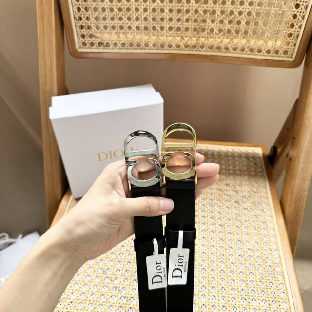 Dior 女士 3.0Cm宽 采用双面头层光滑牛皮革精心制作， 配Cd标志性扣头，上身效果超好，可搭配牛仔裤、半身裙或连衣裙