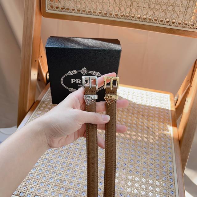 Prada 女士Saffiano小腰带 2.0Cm宽 小吊坠配饰 黑金百搭 牛皮制造