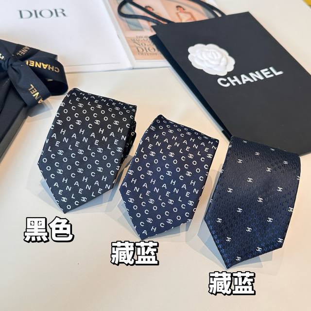 特 配包装香奶奶出领带啦 专柜同歩精致的双C小Logo特显低调，奢华大气 这款双C领带标志性的图案以同色调手法演绎的更显雅致风范。男女同款 %顶级提花真丝手工定