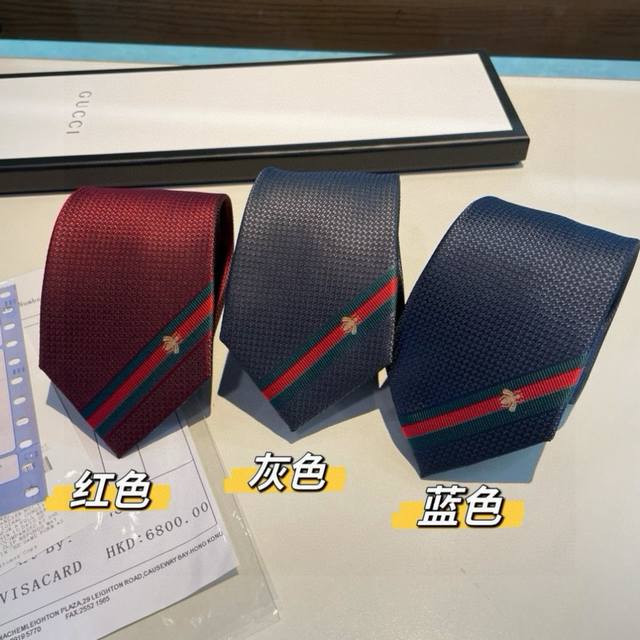 蜜蜂图案作为Alessandro Michele的标志性细节之一呈现，位于织带条纹之上。 Gucci领带别致的手工工艺可以追溯至20世纪 年代。每条领带都采用手