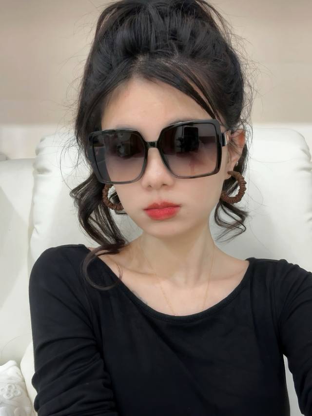 Dior 2025開春新款 方框太陽鏡 各路網紅紛紛帶起氣場滿分 俏皮甜美.上臉效果更佳.金屬質感超好 型號：Cd1862