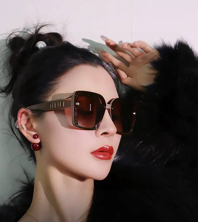 Miumiu 缪缪2025闪耀新款璀璨登台 太阳镜潮品 精致个性设计简约时尚 专柜品质值得拥有 绝对潮爆 提升个人品味的时尚单品～型号：M5550