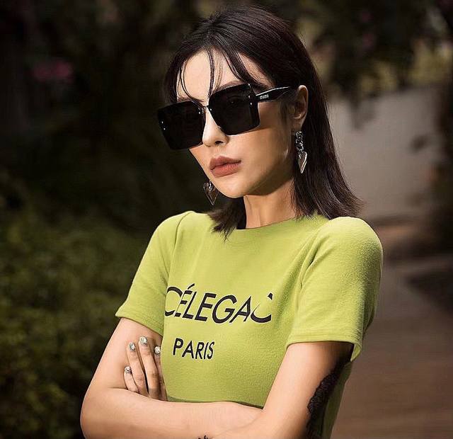 Miumiu 缪缪2025开春新款闪耀新款璀璨登台 太阳镜潮品 精致个性设计简约时尚 专柜品质值得拥有 绝对潮爆 提升个人品味的时尚单品 型号：M5072
